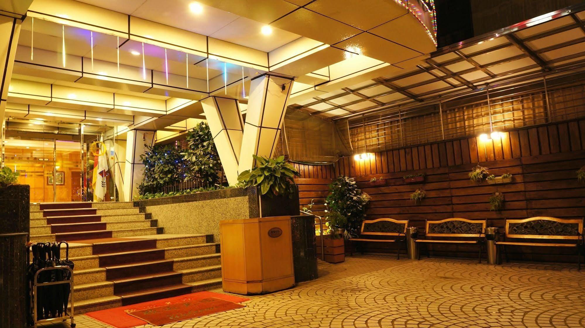 Oriental Hotel Tainan Exterior photo